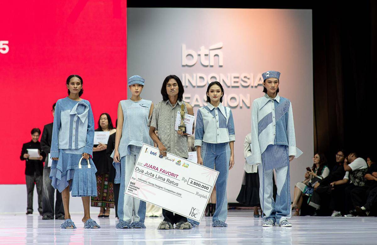 Rifqi Hawari, mahasiswa ESMOD Jakarta raih juara favorit ajang Young Fashion Designer Competition (IYFDC) 2025. (dok. ESMOD Jakarta)